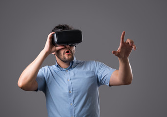 Naklejka premium Bearded guy in virtual reality