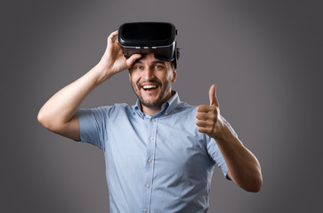 Fototapeta premium Bearded guy in virtual reality