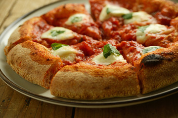 イタリアのトマトソースのピッツァ