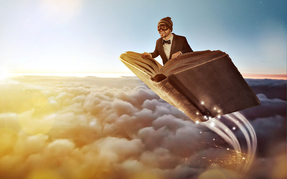 Fliegendes Buch über den Wolken