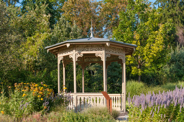 Achteckige Gartenlaube im Botanischen Obstgarten in Heilbronn