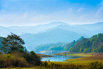 Obrazy  piękny krajobraz w mistyczny dzień z górami i jeziorem, tło podróży, Park Narodowy Periyar, Kerala, Indie