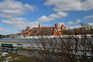 Zamek wawelski w Krakowie, Polska, widziany z przeciwnego brzegu rzeki Wisły w słoneczny  dzień...