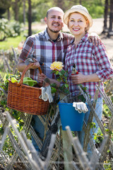 Obraz premium Couple engaged in gardening together