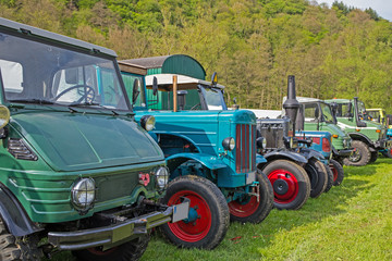 Ausstellung alter Traktoren und ZUgmaschienen