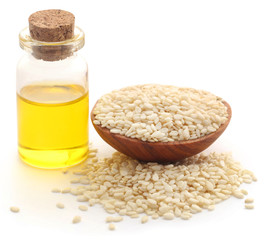 Peeled sesame seeds with oil