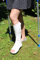 Frau mit gebrochenem Bein