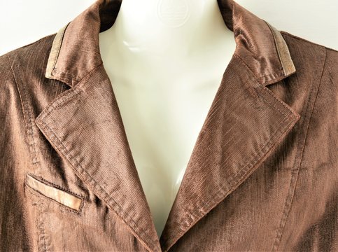 Detail braune Damenjacke / Halsausschnitt Damenjacke / Revers