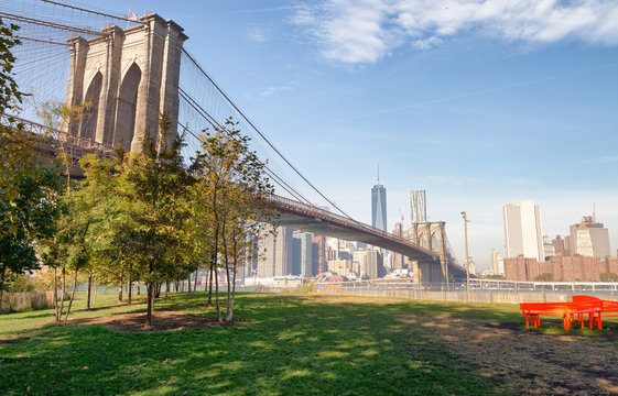 Fototapeta Most Brooklyński i Manhattan linia horyzontu jak widzieć od mosta brooklyńskiego parka, Miasto Nowy Jork - NY -USA