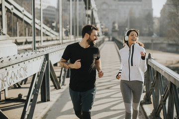 Obraz premium Couple jogging on Chain Bridge in Budapest
