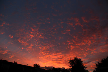 dramatischer himmel bei sonnenuntergang