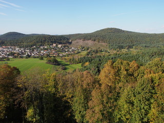 Fototapeta na wymiar Rund um Burg Altdahn - Ruine einer Felsenburg im südlichen Pfälzerwald, dem deutschen Teil des Wasgaus im Herbst 