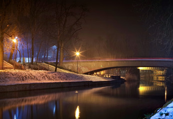 most nad kanałem w zimowąnoc