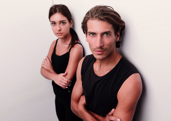 Obraz premium serious young couple standing near the wall