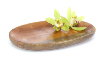 木製食器に載ったシンビジウム