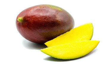 Mango Mangos isoliert freigestellt auf weißen Hintergrund, Freisteller