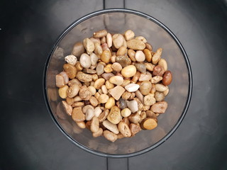 Vaso de cristal con piedras