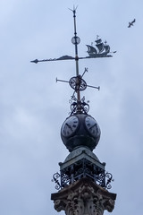 Fototapeta na wymiar Torre con veleta y reloj 