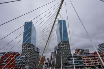 Cables de acero, edificios, ciudad, centro de Bilbao