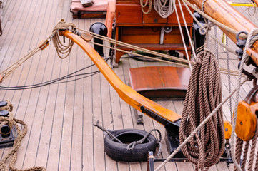Deckansicht eines Segelschiffes mit Ruderanlage bei Tageslicht.