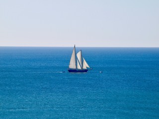 Segelschiff auf blauem Meer