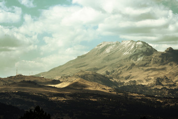 Obraz na płótnie Canvas Volcan inactivo con nuebes