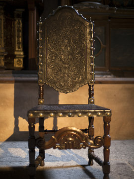 Silla con respaldo repujado