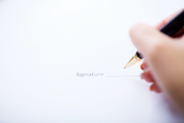 Woman signant a car purchase contract