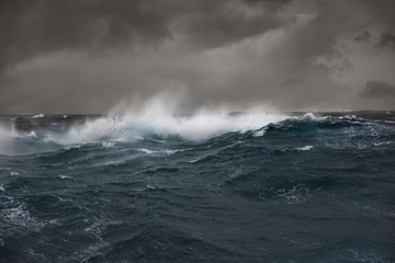 Naklejka premium fala morska w Oceanie Atlantyckim podczas burzy