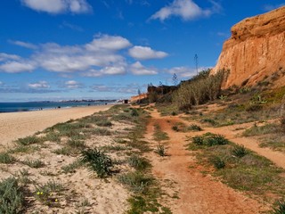 Leuchtend rote Felsen am Algarve Strand Falesia in Portugal