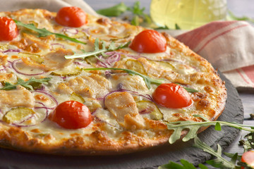 pizza with chicken and tomatoes