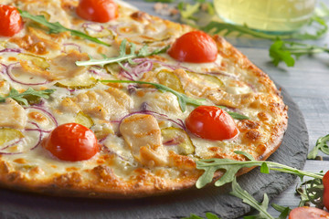 pizza with chicken and tomatoes