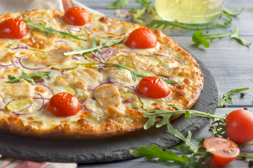pizza with chicken and tomatoes