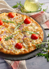 pizza with chicken and tomatoes