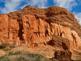Fototapeta premium Leuchtend rote Felsen am Algarve Strand Falesia in Portugal