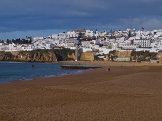 Panorama von Albufeira in Portugal mit Sandstrand und Meer