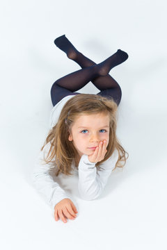 Bambina bionda in posa da piccola diva