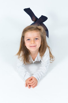 Bambina bionda in posa da piccola diva