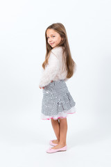 Bambina castana in posa da piccola diva