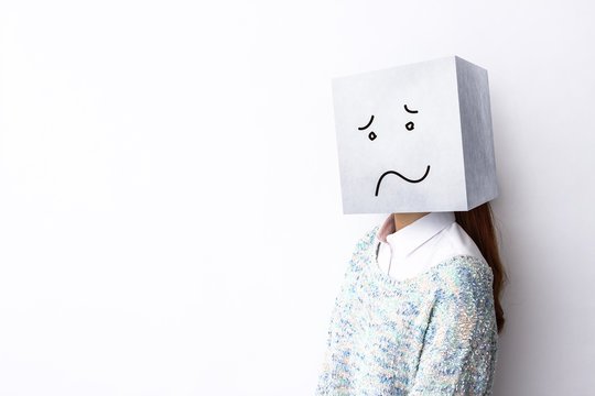 箱をかぶった若い女性