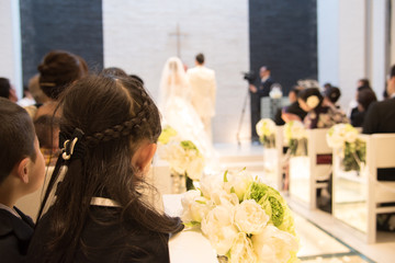 新郎新婦を見つめる子供