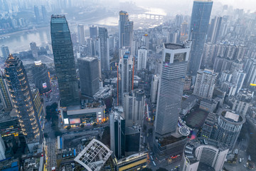 Obraz premium A bird's eye view of the skyline and architectural landscape of the Chongqing river at sunset
