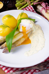 asparagus with egg and fresh wild garlic