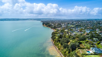 Foto op Canvas Aerial view on residential suburb on the top of rocky cliff, facing sunny harbour. Auckland, New Zealand. © Dmitri