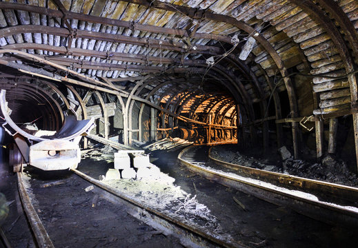 Reinforcement of underground mine arch with metal parts and wooden beams