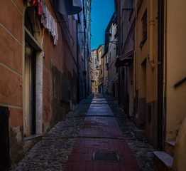 Fototapeta premium Wąskie i ciemne uliczki włoskiego miasta Ventimiglia