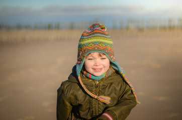 jolie fillette sur la plage en hiver