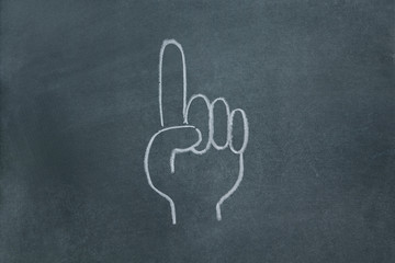 黒板に書いた指