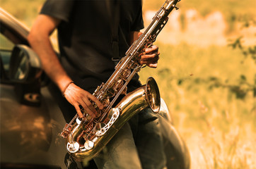 Obraz premium Musicien jouant du saxophone à l'extérieur