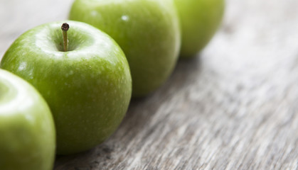gros plan sur des pommes vertes